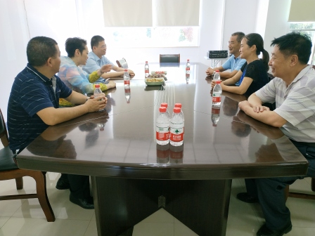 工会领导送清凉